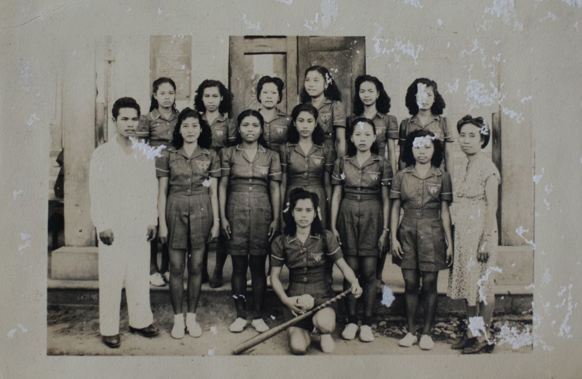 FrageNachDerHerkunft 020 Philippinische Oma knieend in der Mitte mit dem SoftballTeam der Schule um 1930