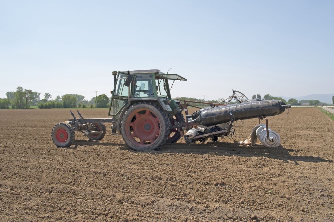 021 Traktor für die Folienlegung westlich von Böbingen